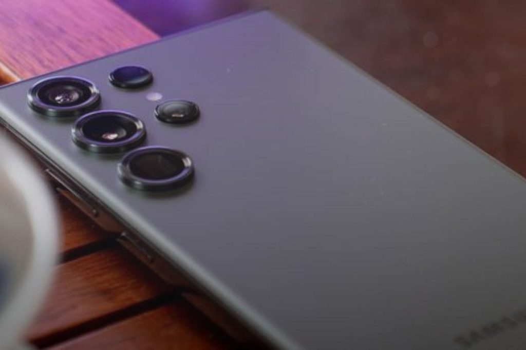 S24 Ultra em uma mesa mostrando suas cameras