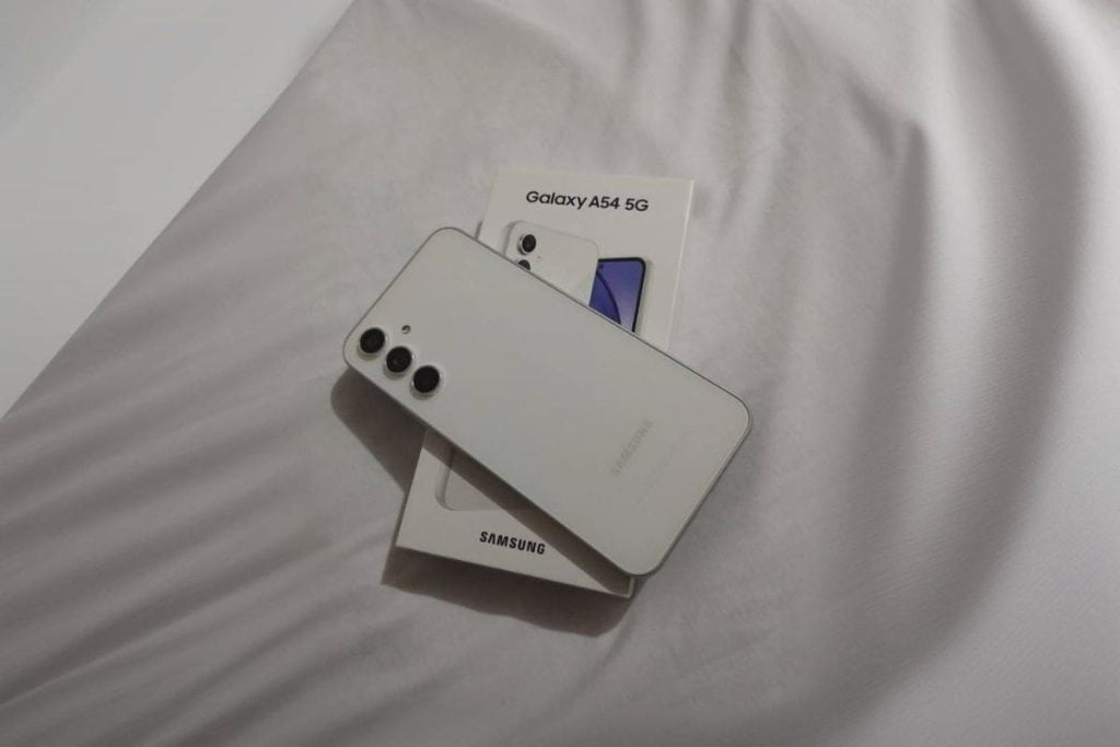 Samsung A54 encima de uma cama