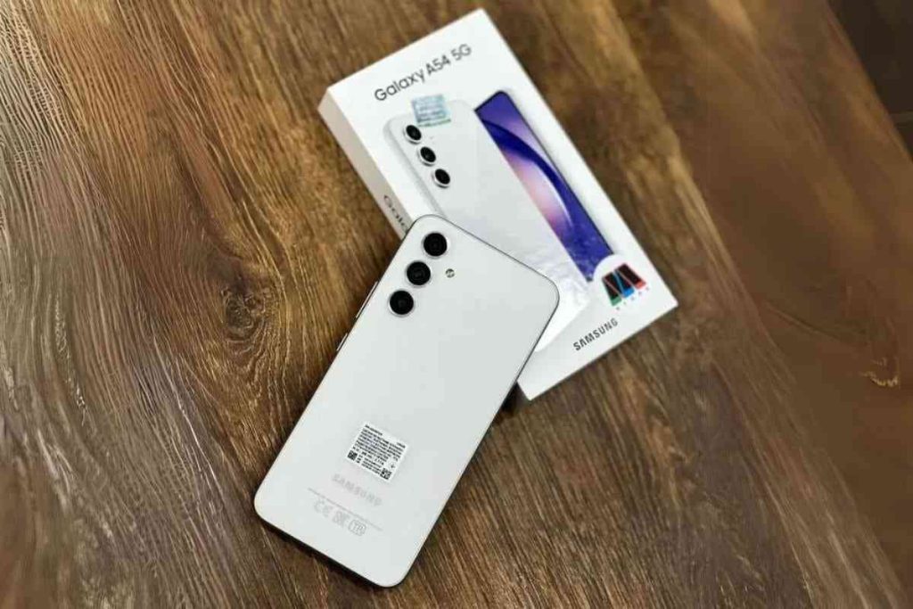 Imagem de um Samsung Galaxy A34  em uma mesa