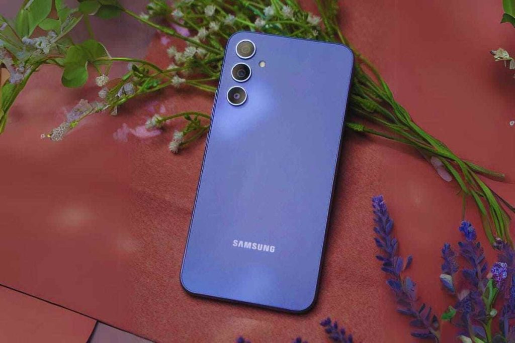 Imagem do A34 em uma mesa com flores